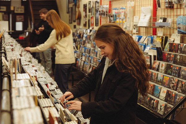 Section-Image-Downtown-Shopping-Retro